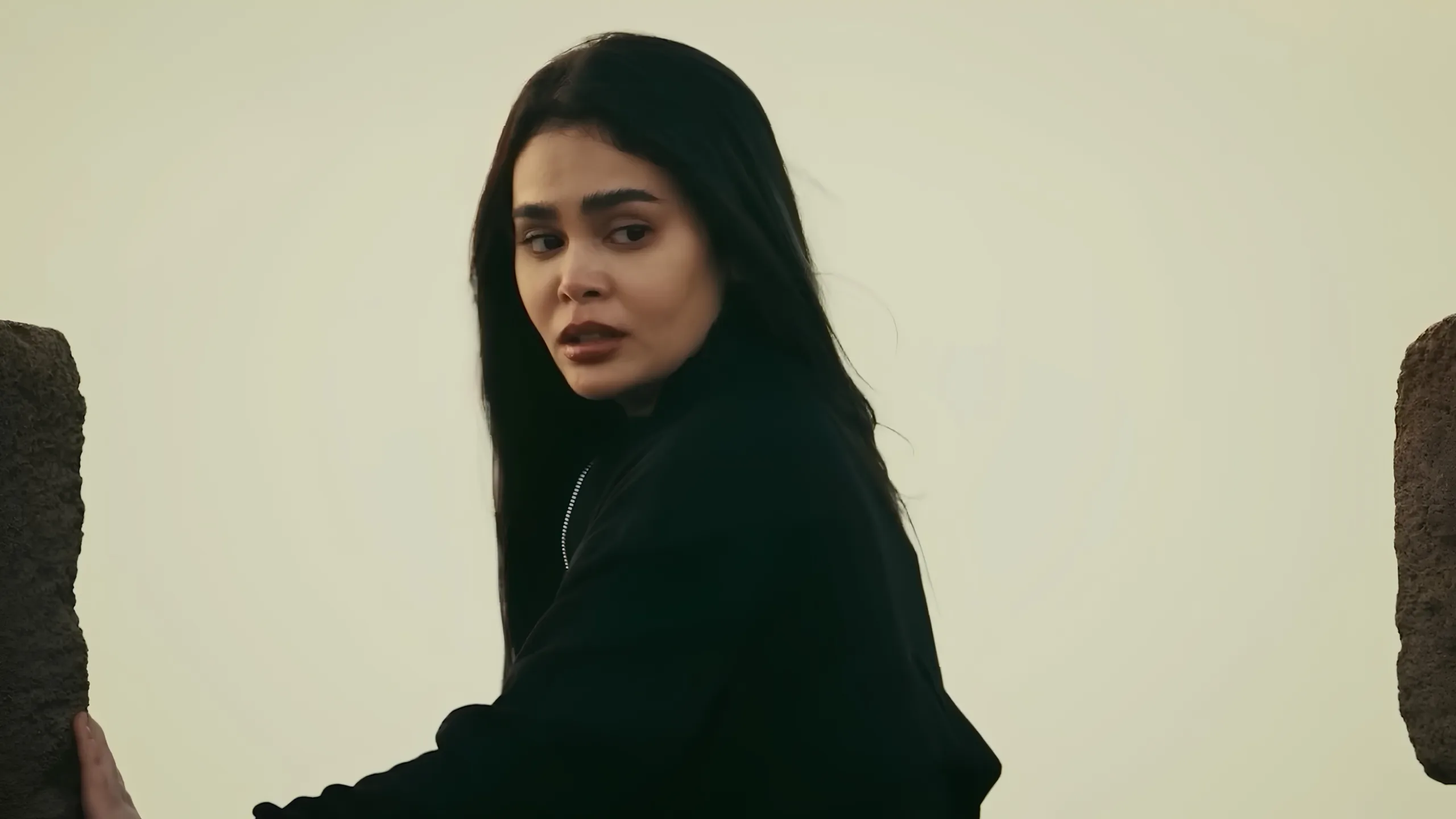 Ivana Alawi reveals details about Joshua Garcia’s intense kissing scene.